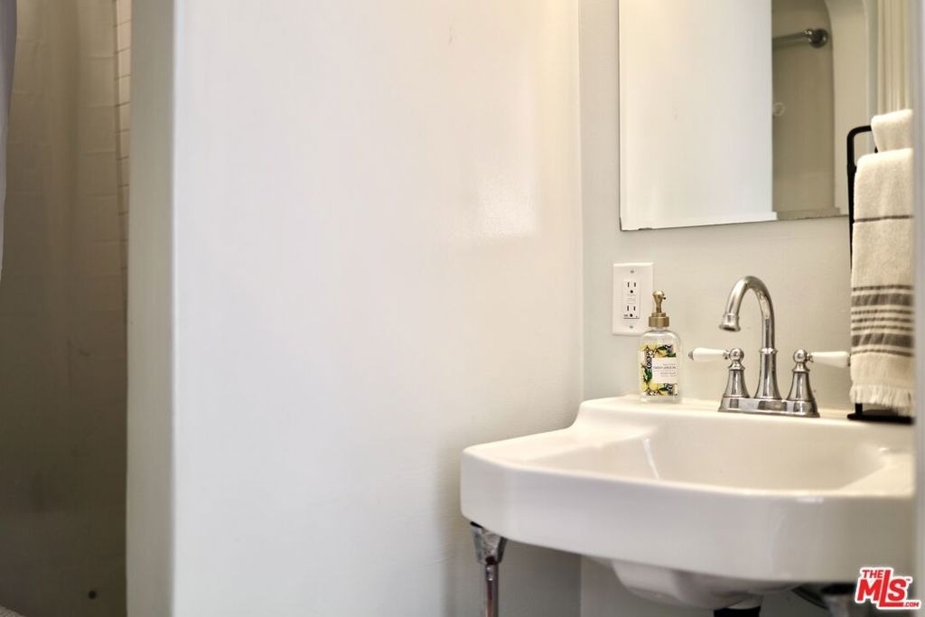 7620 Fountain - Photo 17