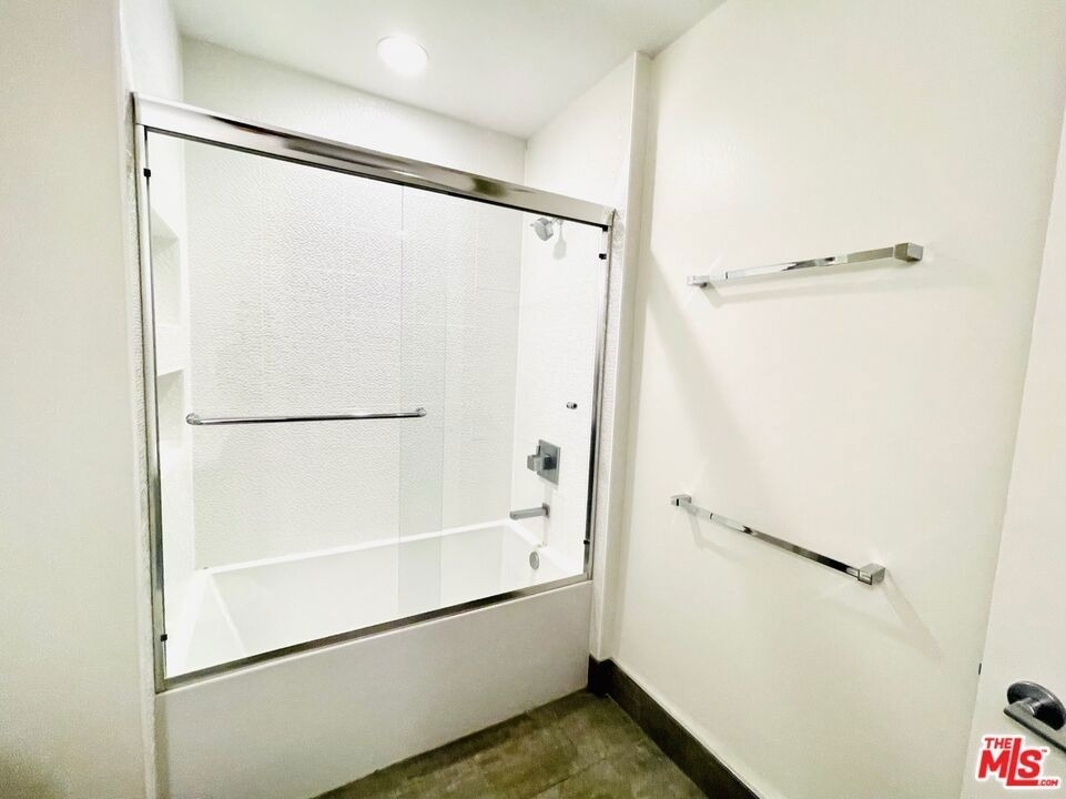 1122 Gayley Avenue - Photo 8