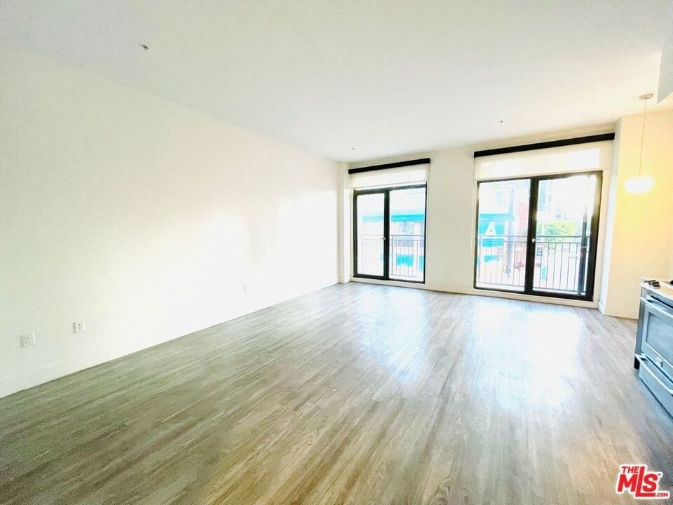 1122 Gayley Avenue - Photo 4