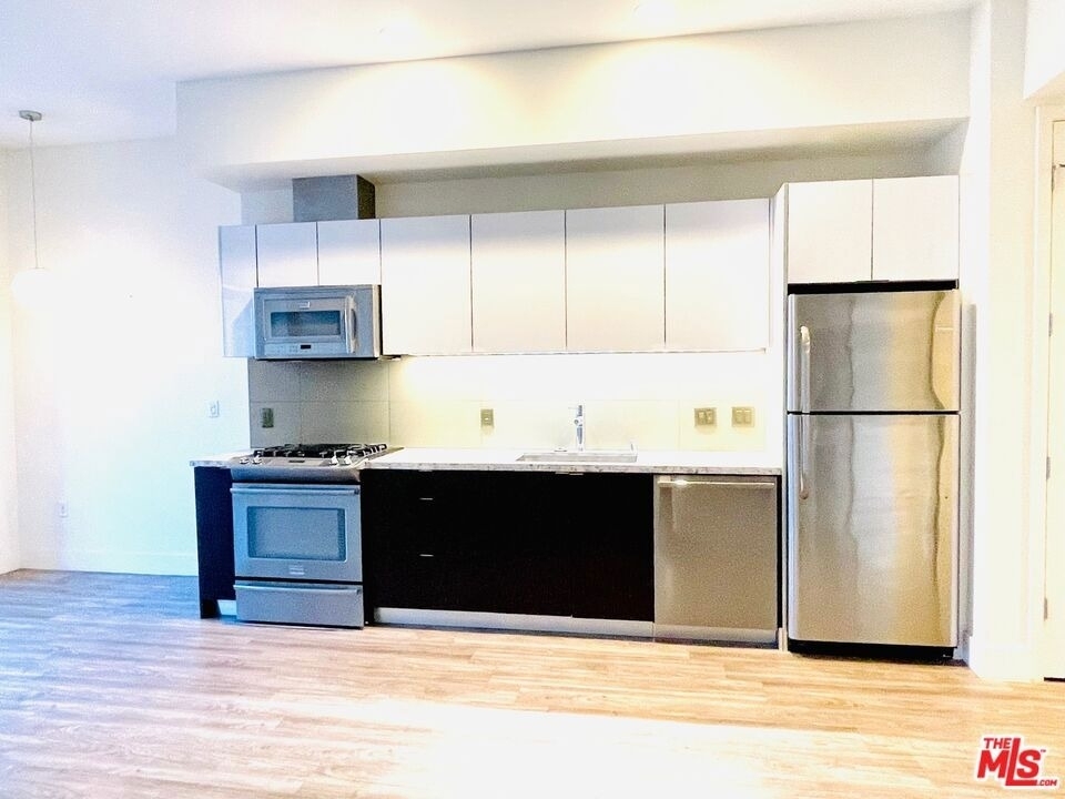 1122 Gayley Avenue - Photo 3