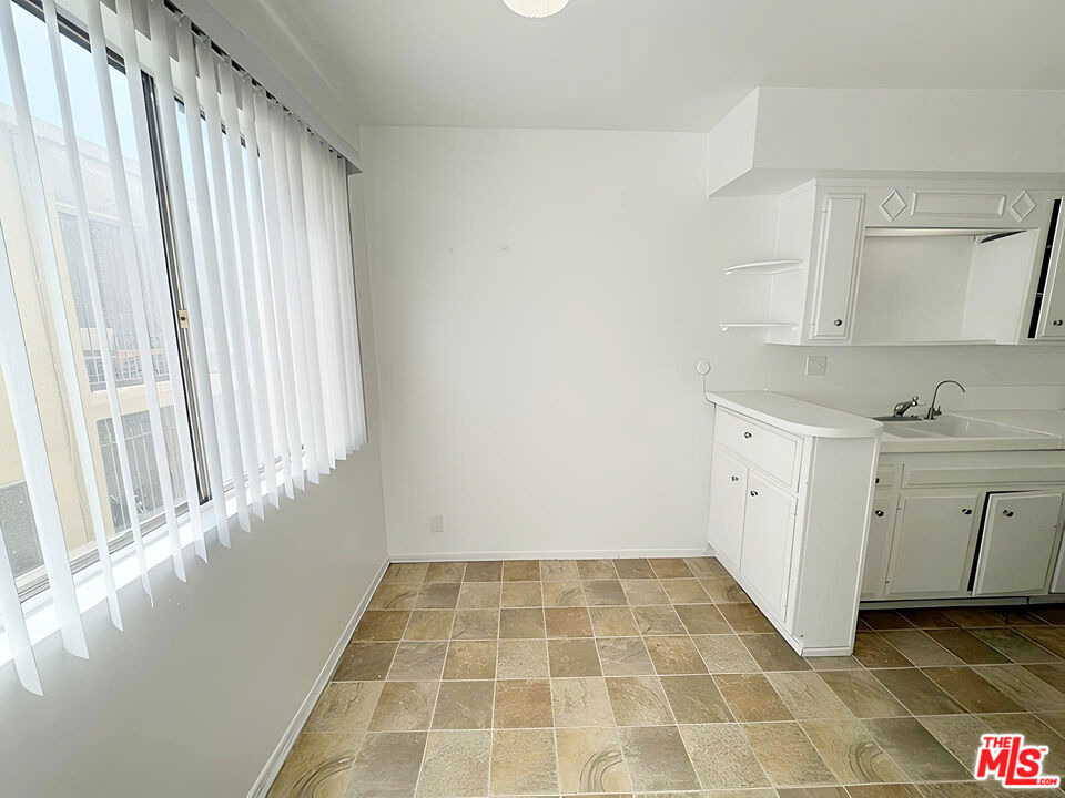 1541 N Laurel Avenue - Photo 11