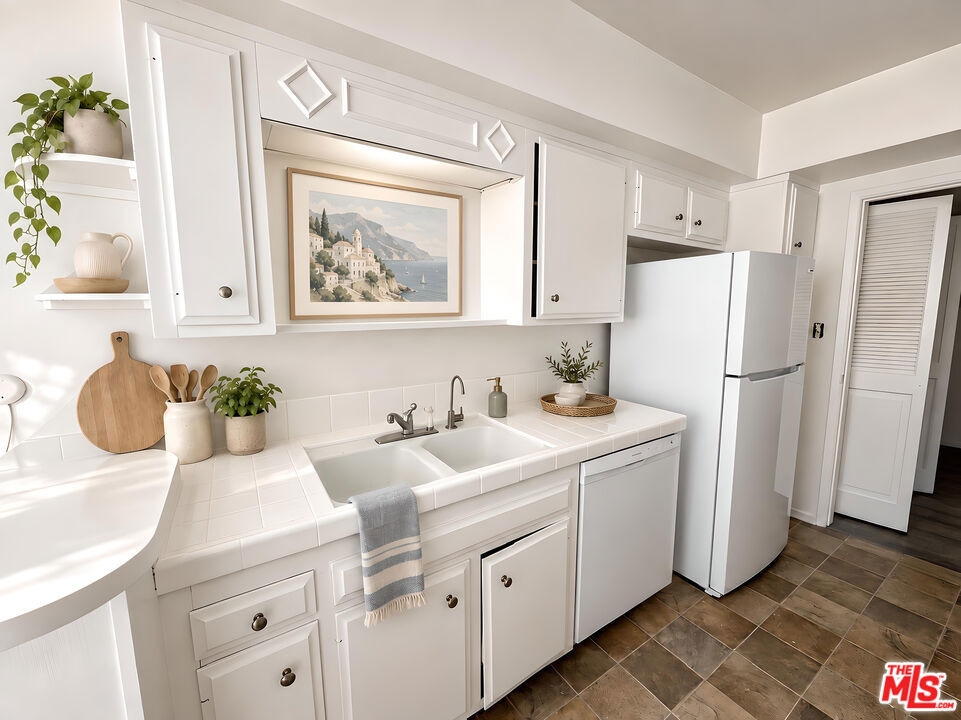 1541 N Laurel Avenue - Photo 4