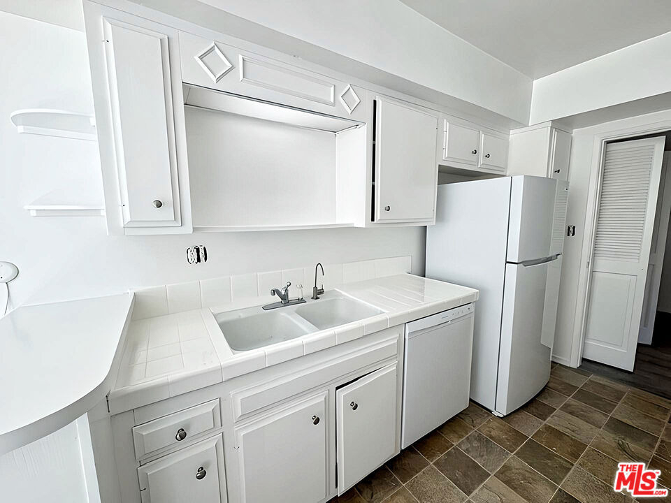 1541 N Laurel Avenue - Photo 13