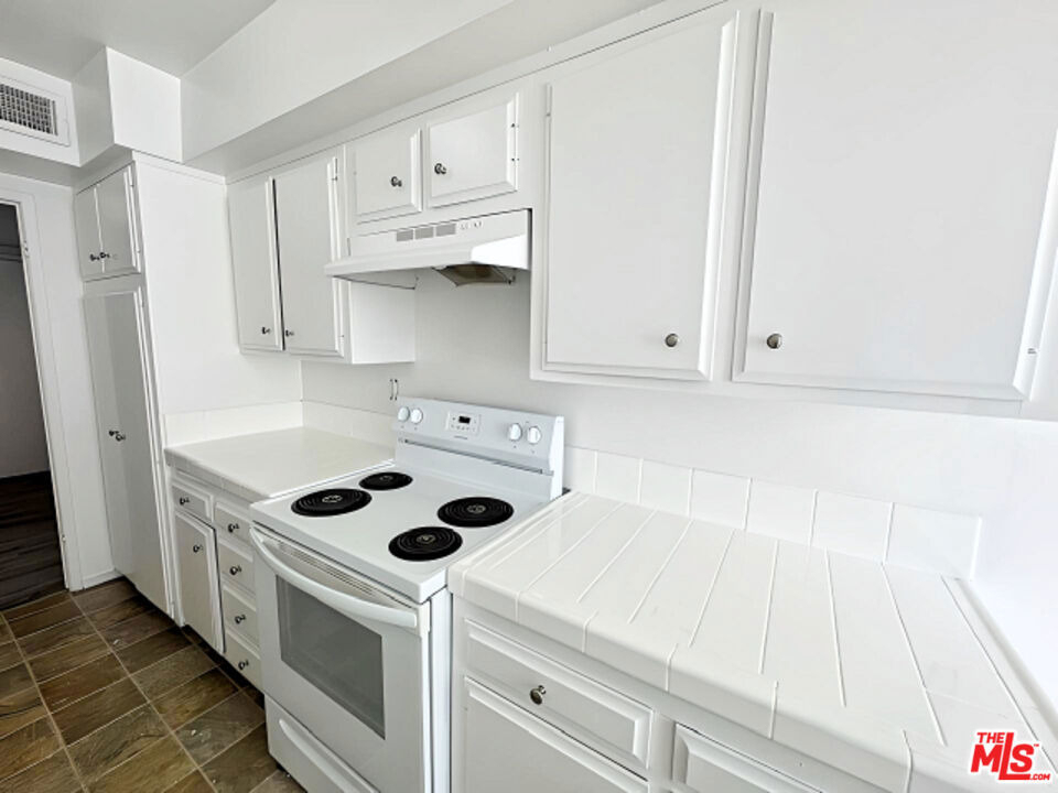 1541 N Laurel Avenue - Photo 16