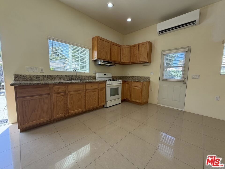 14213 Califa Street - Photo 8