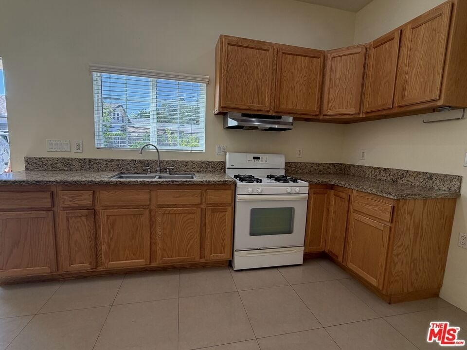 14213 Califa Street - Photo 7