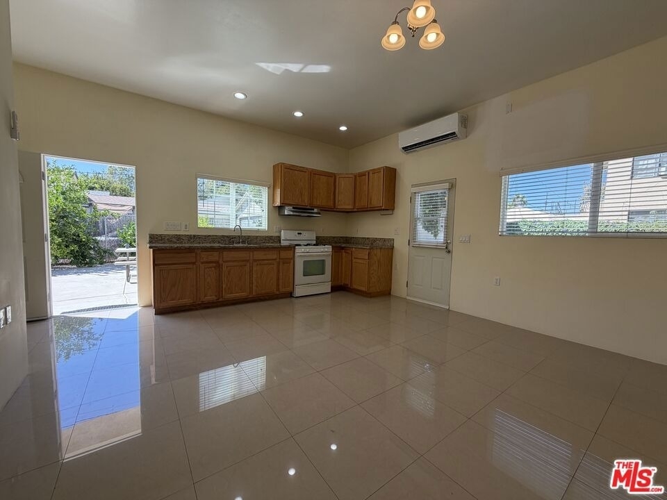 14213 Califa Street - Photo 6