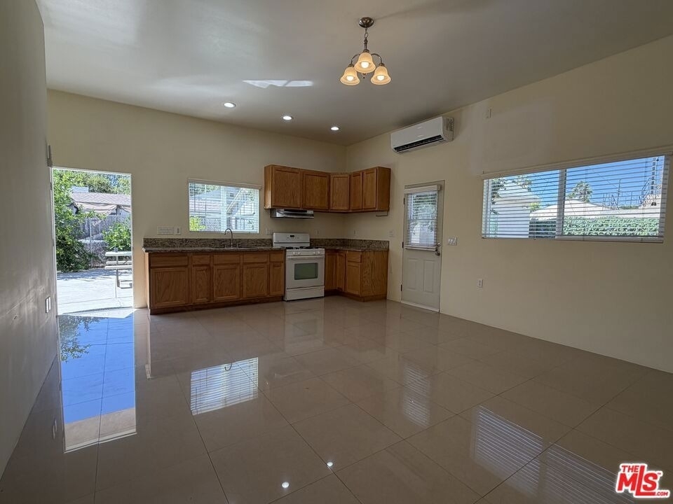 14213 Califa Street - Photo 9