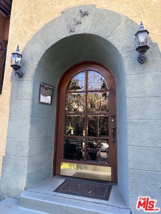 444 N Sycamore Avenue - Photo 1