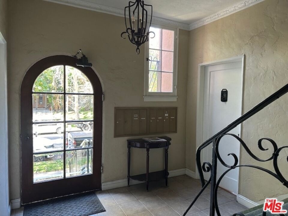 444 N Sycamore Avenue - Photo 2
