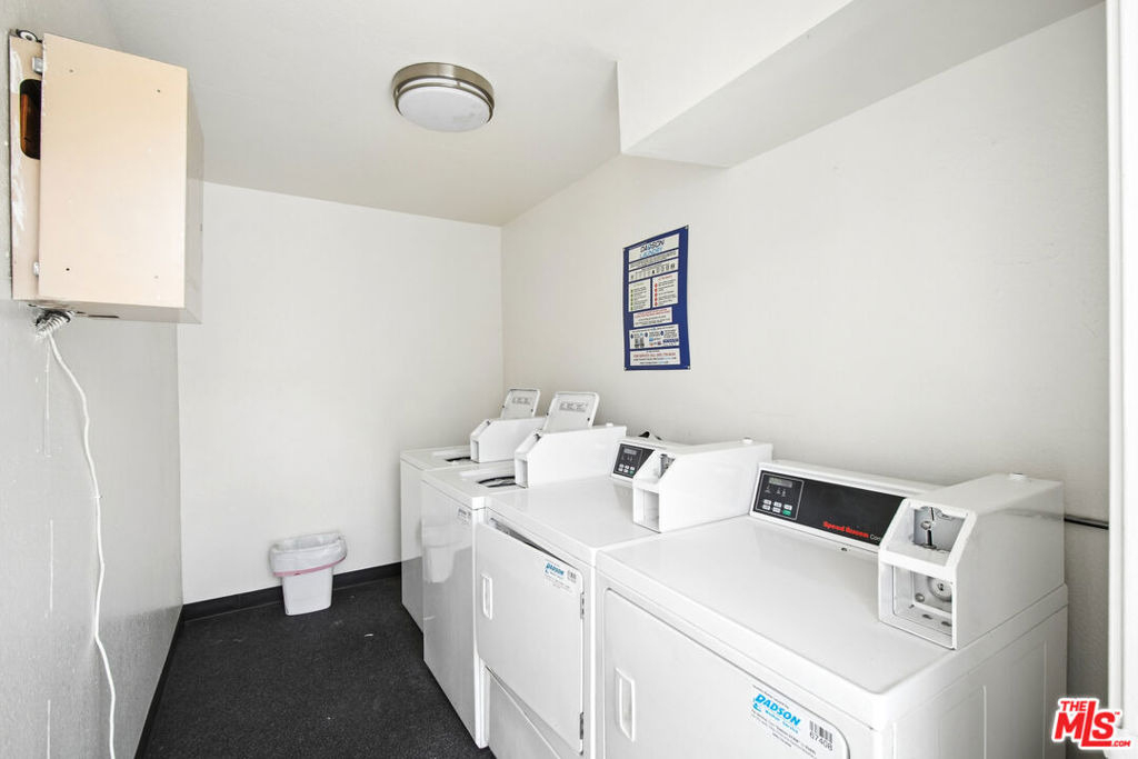 870 Crenshaw Boulevard - Photo 14