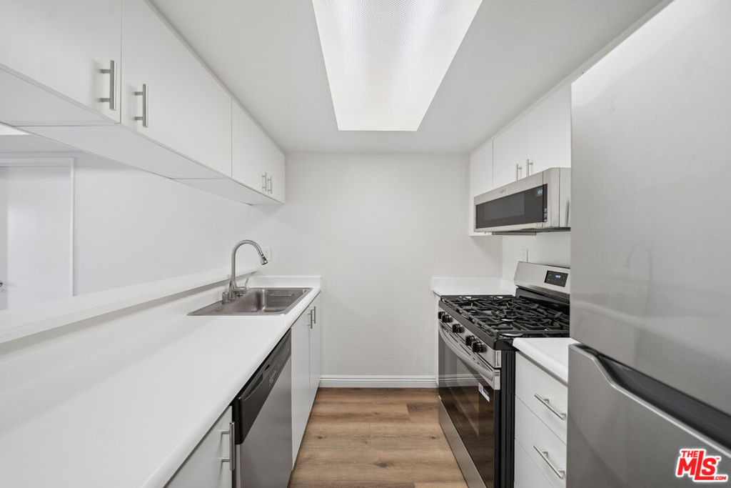 870 Crenshaw Boulevard - Photo 5