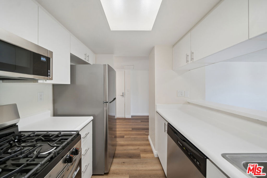 870 Crenshaw Boulevard - Photo 6