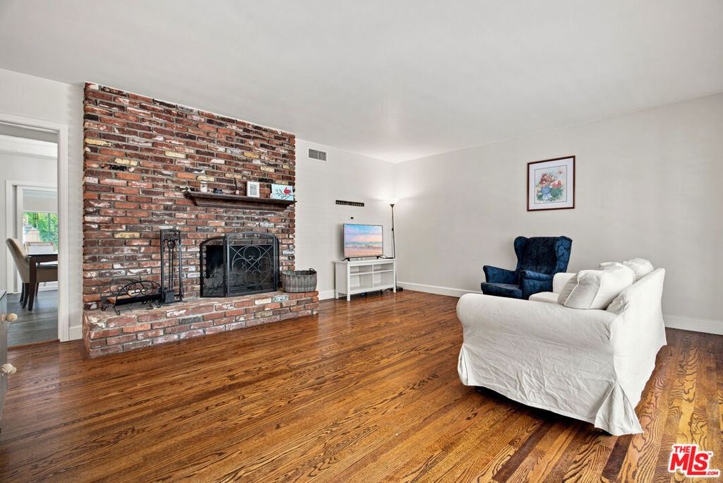 110 S Elwood Avenue - Photo 6