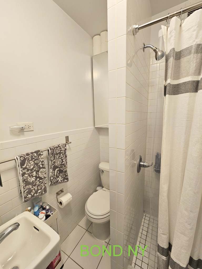 East 89th Street - Photo 4