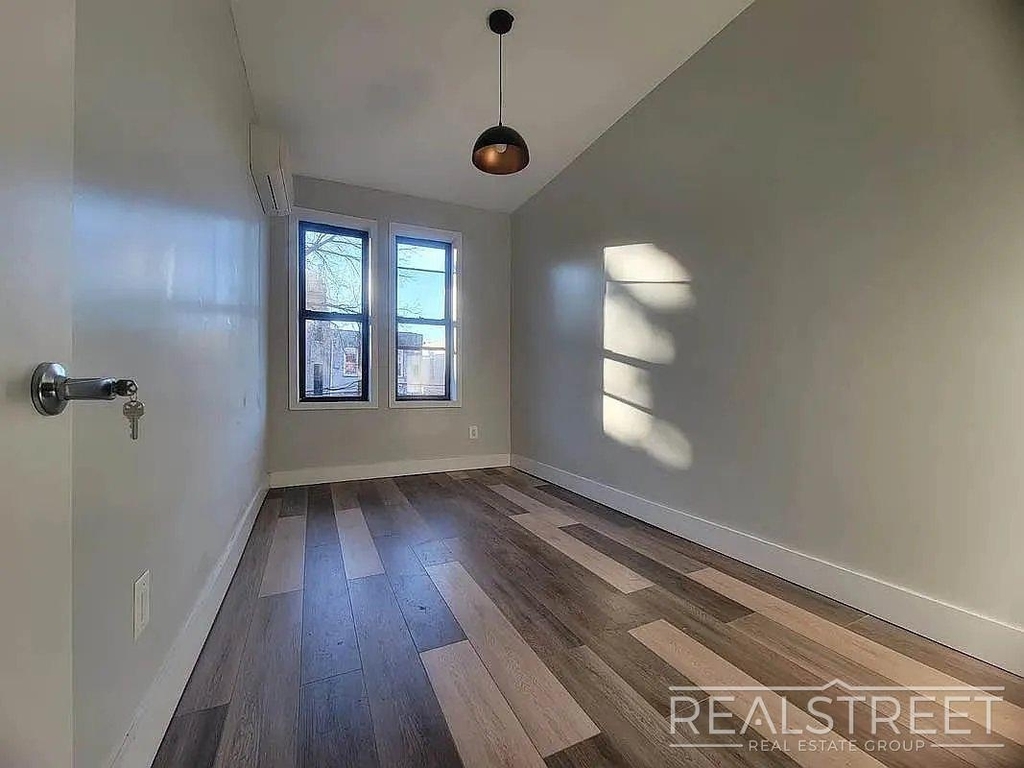 1148 Rogers Ave - Photo 3