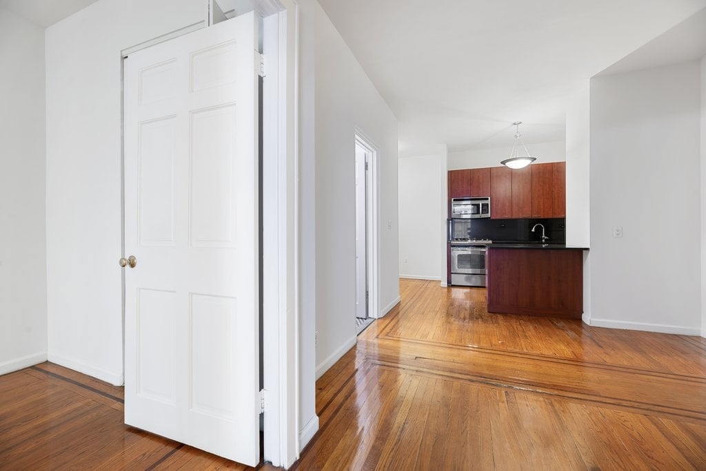 Madison Avenue - Photo 1