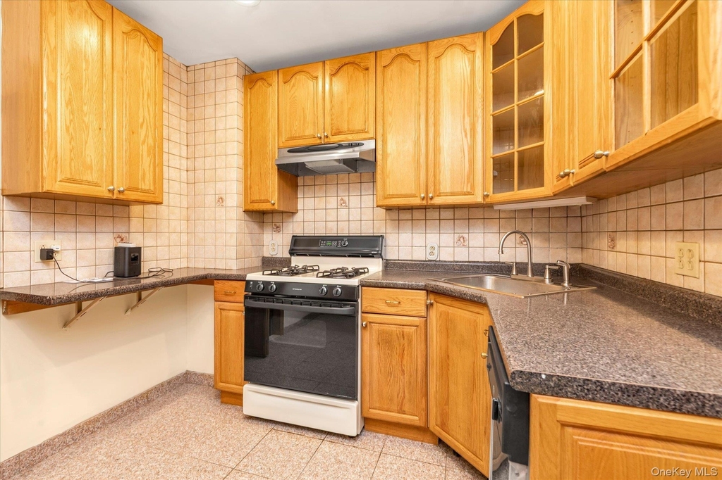 71-39 Nansen Street - Photo 8