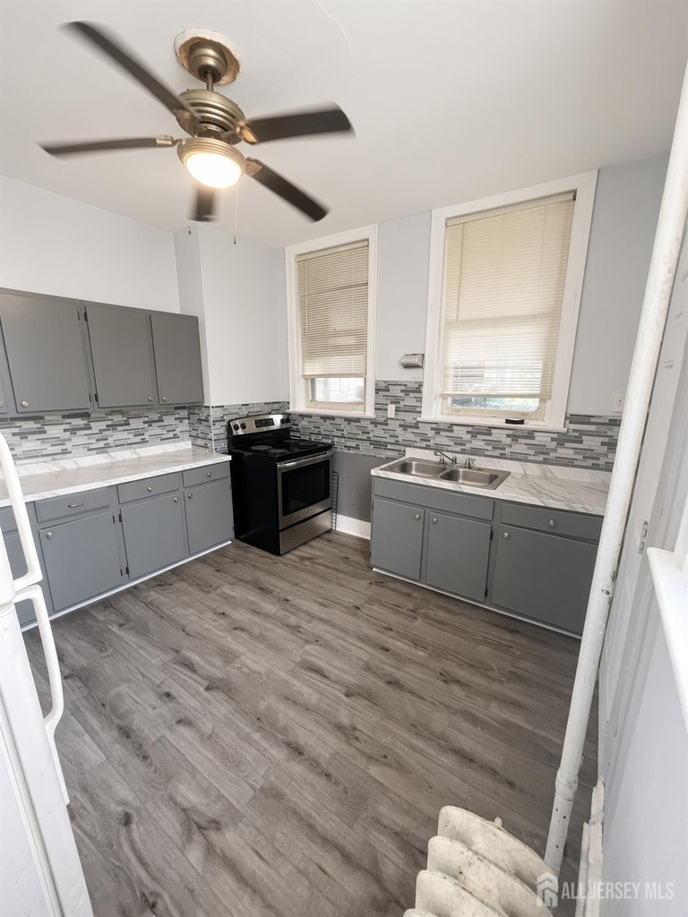 490 W State Street - Photo 3