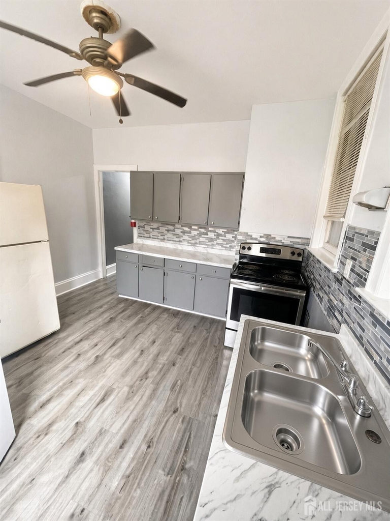 490 W State Street - Photo 4