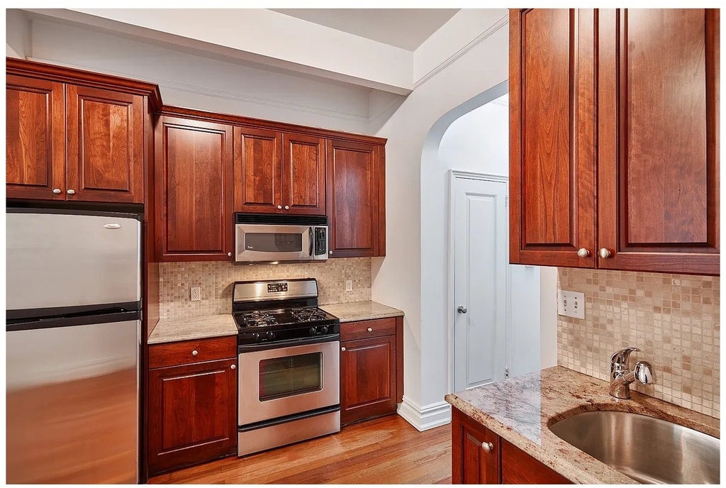 155 E 85th Street - Photo 2