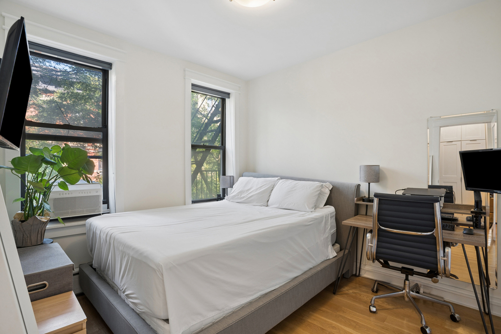 342 W 21st Street - Photo 2