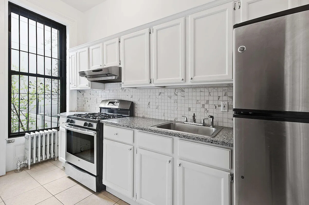 605 Vanderbilt Avenue - Photo 2