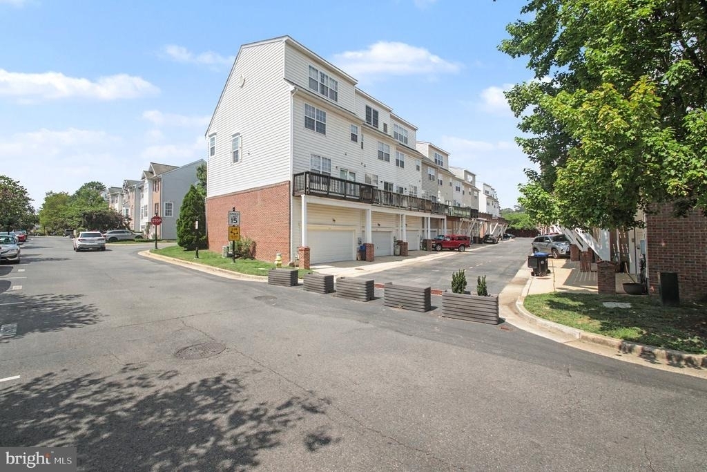 100 Meadows Lane - Photo 4