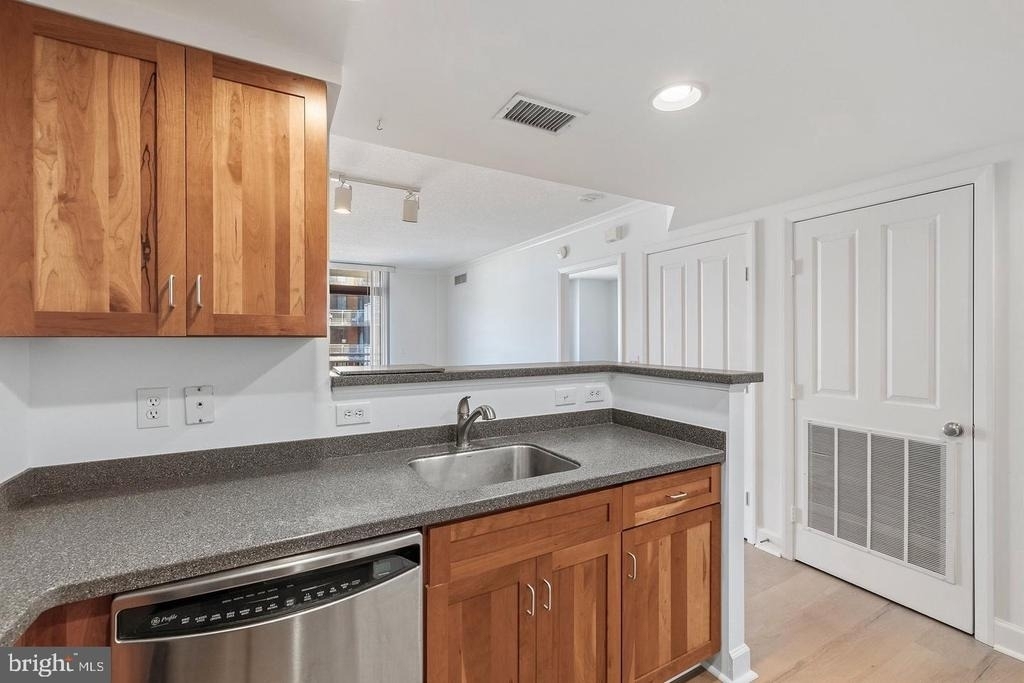 1205 N Garfield Street - Photo 18