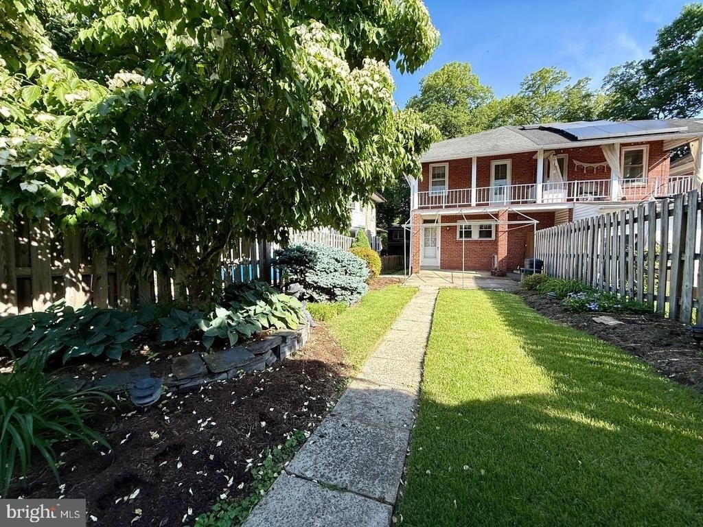 1557 Dauphin Avenue - Photo 2