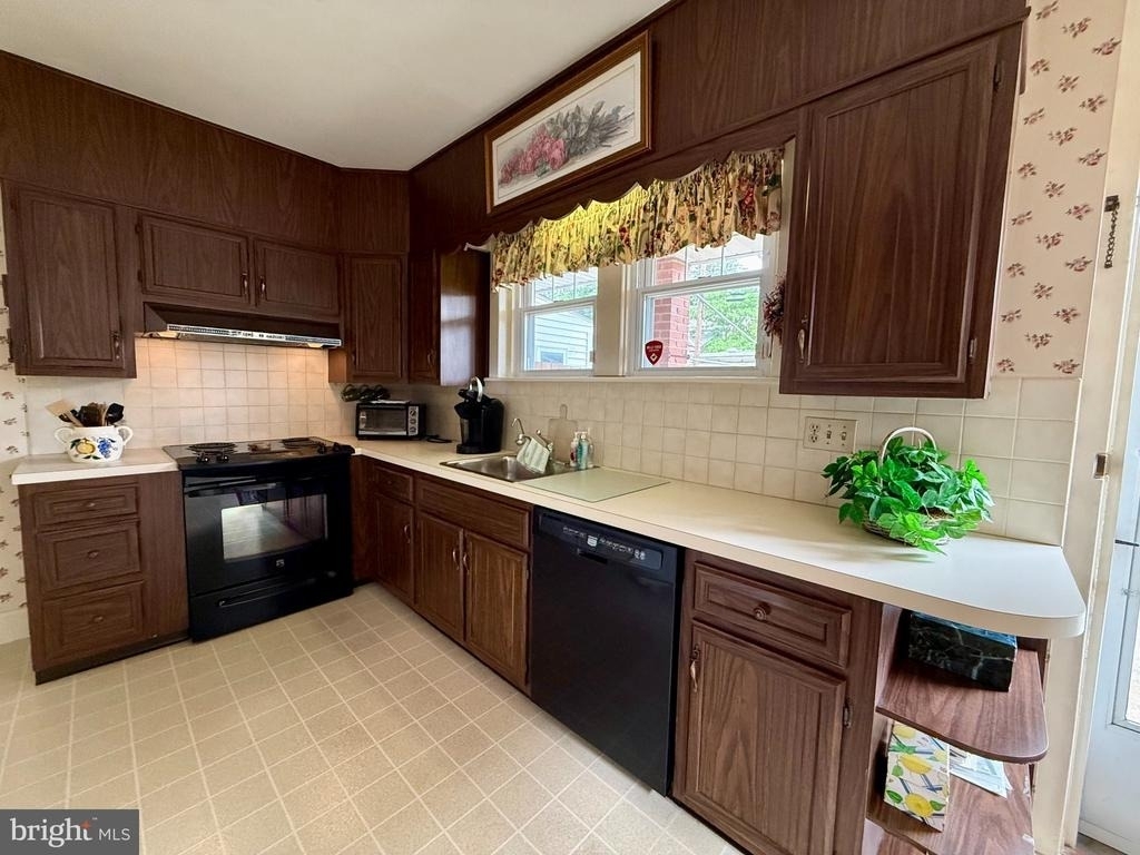 1557 Dauphin Avenue - Photo 10