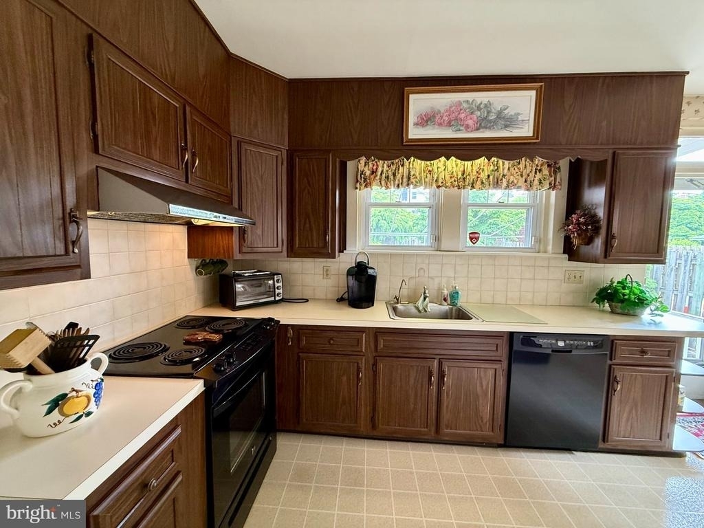 1557 Dauphin Avenue - Photo 13