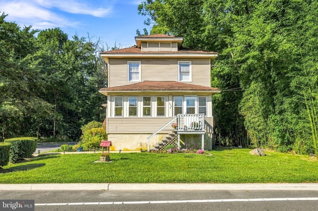 208 Hartford Road - Photo 1
