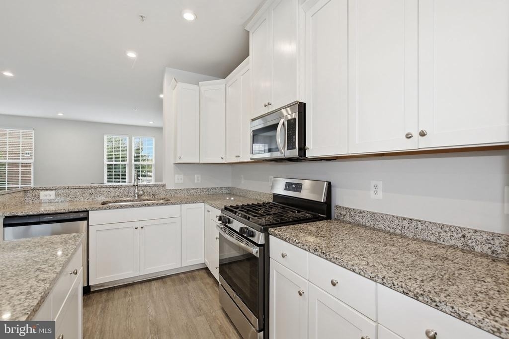 8206 Greenbelt Station Parkway - Photo 13