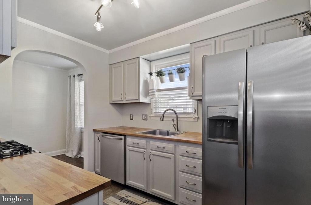 526 Newfield Road - Photo 8