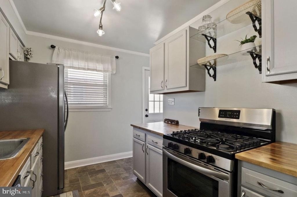 526 Newfield Road - Photo 7