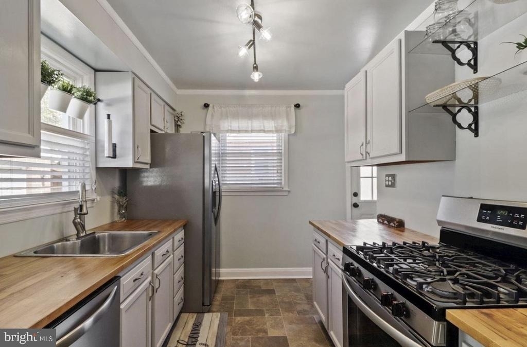 526 Newfield Road - Photo 6