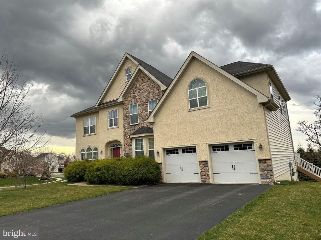 605 Sunflower Circle - Photo 0