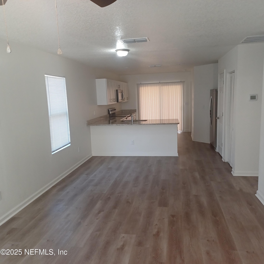 908 W 9th Street - Photo 1