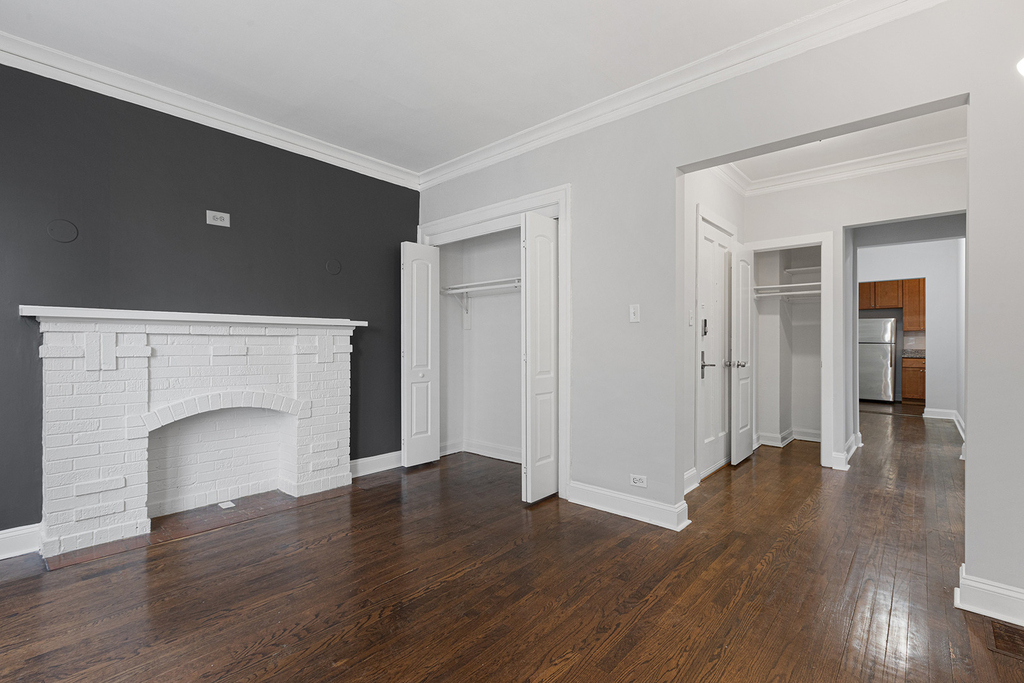 1100 W Glenlake Avenue - Photo 2