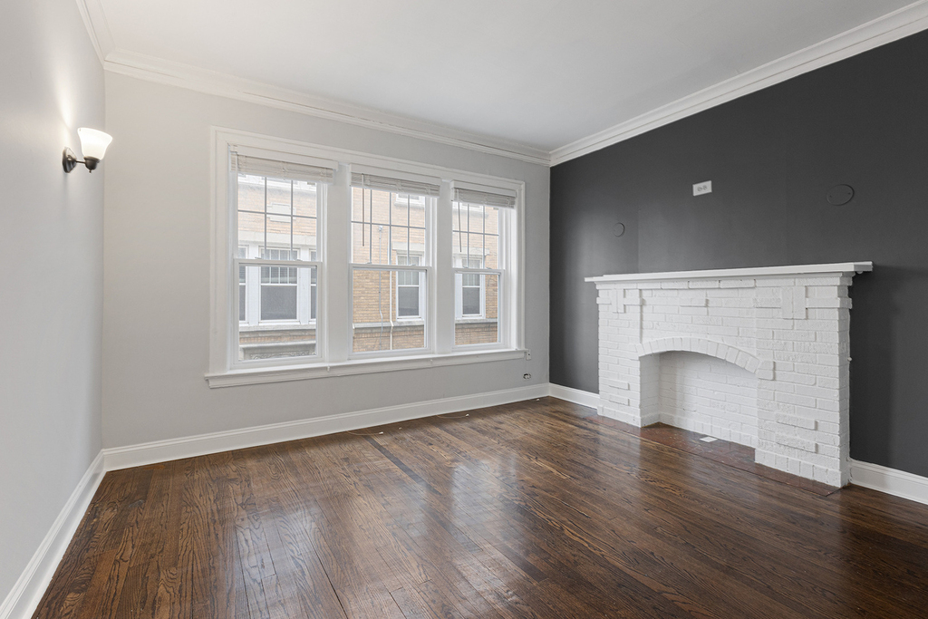 1100 W Glenlake Avenue - Photo 1