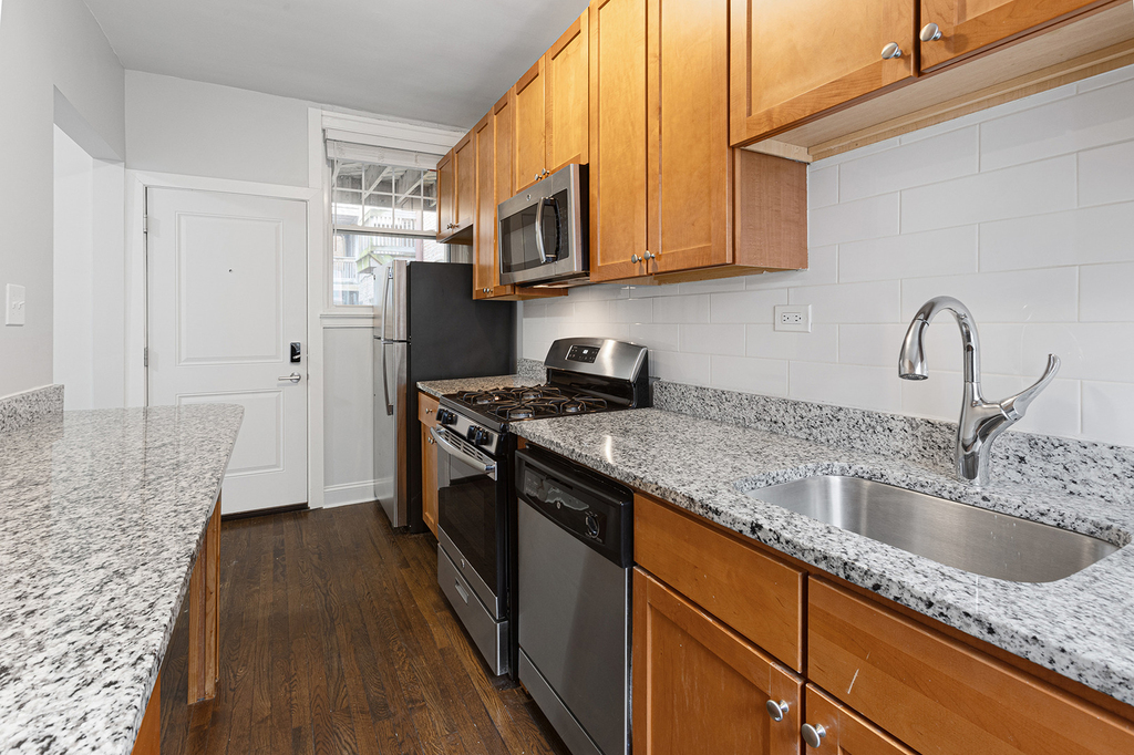 1100 W Glenlake Avenue - Photo 5
