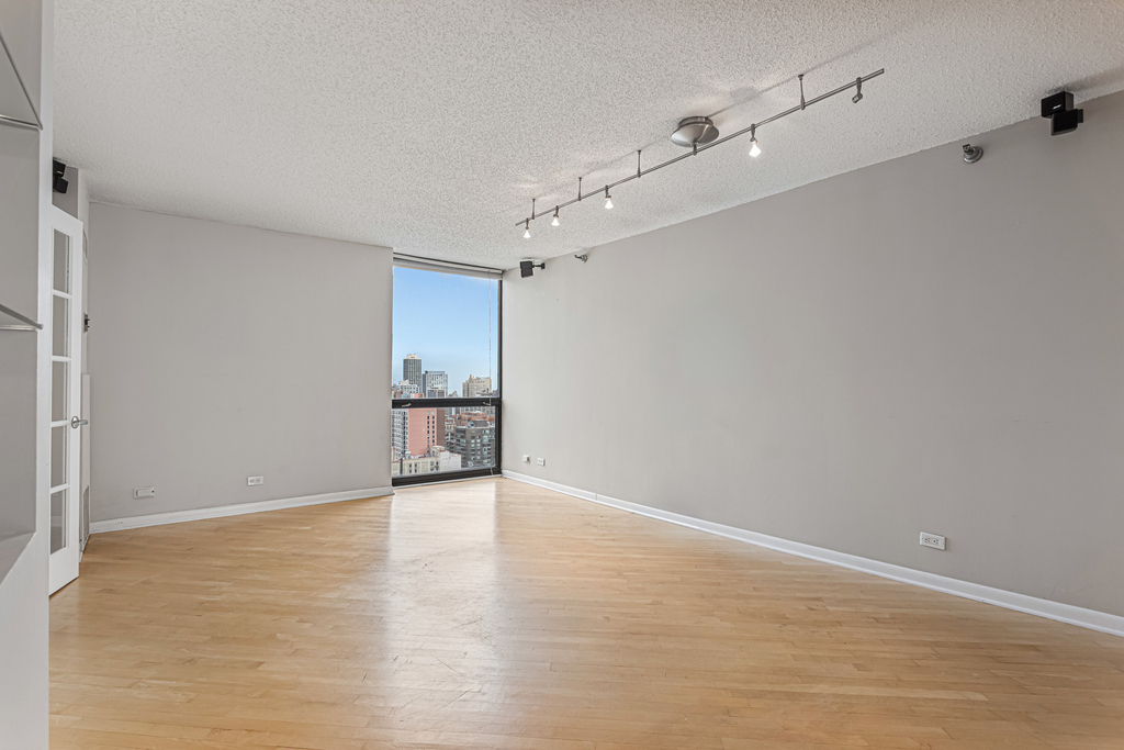 1122 N Clark Street - Photo 3