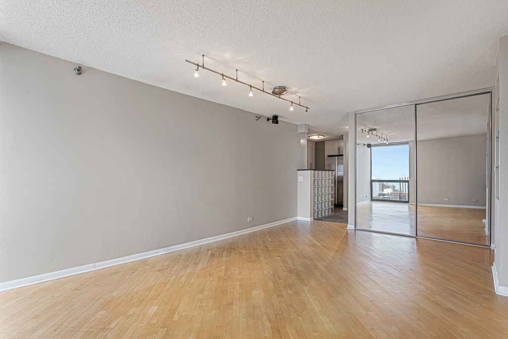 1122 N Clark Street - Photo 4