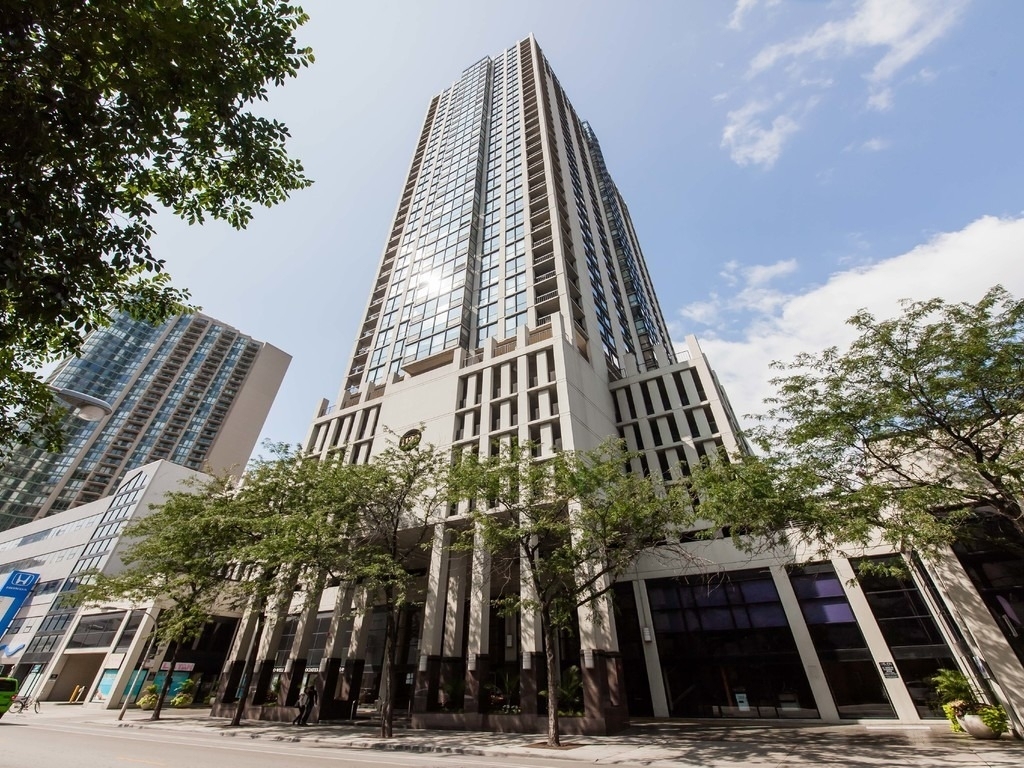 1122 N Clark Street - Photo 0