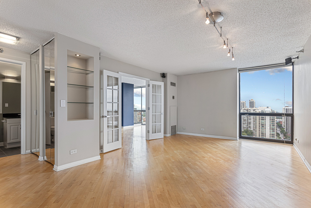 1122 N Clark Street - Photo 2