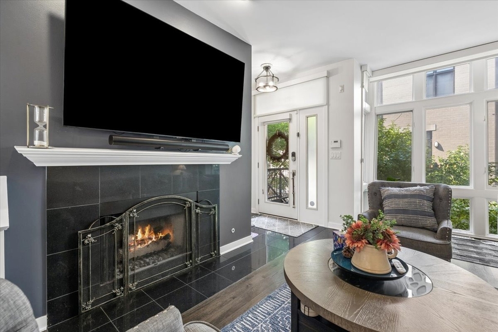 1713 W Diversey Parkway - Photo 3