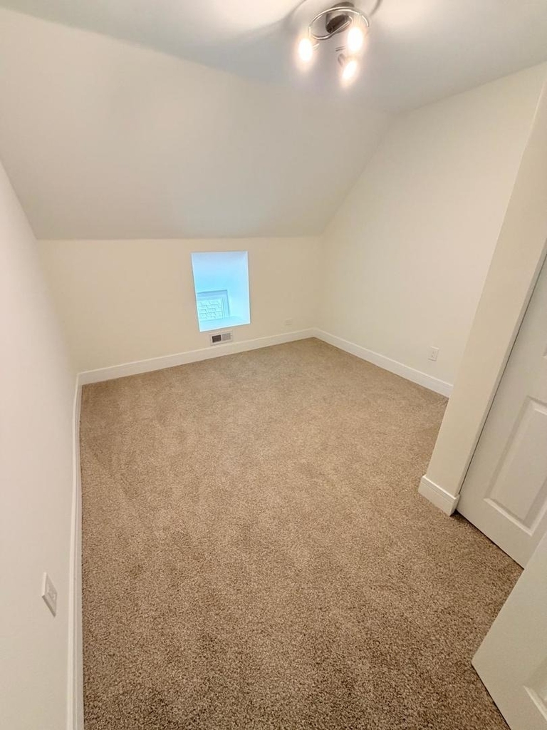 6835 S Oakley Avenue - Photo 11