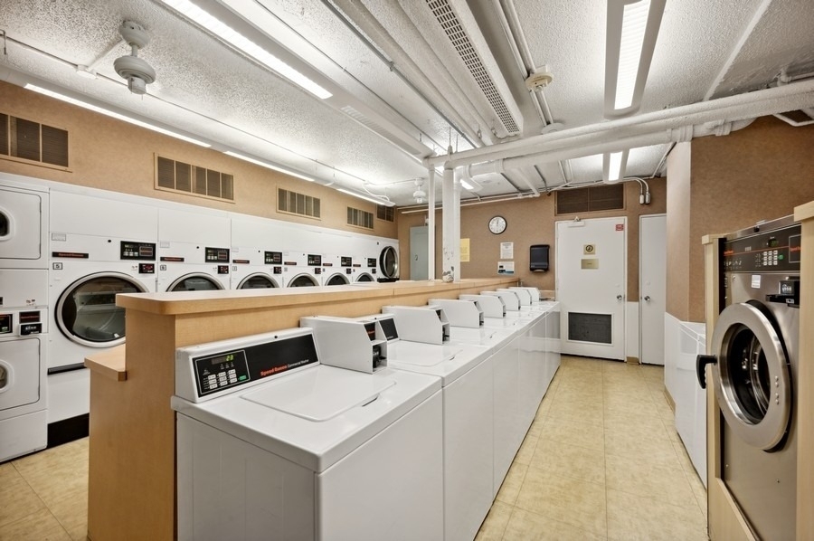 260 E Chestnut Street - Photo 16