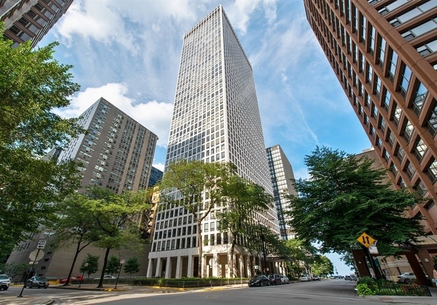 260 E Chestnut Street - Photo 0